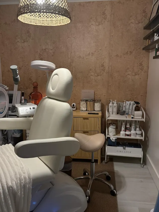 Camilla, lupa y productos Circadia en la cabina de ELLE Beauty Spa