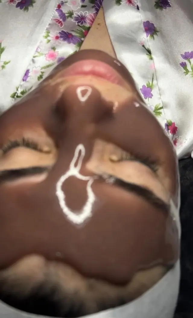 Mascarilla de color chocolate durante un facial en ELLE Beauty Spa