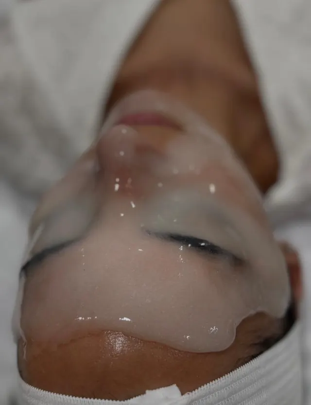 Mascarilla transparente durante un facial en ELLE Beauty Spa